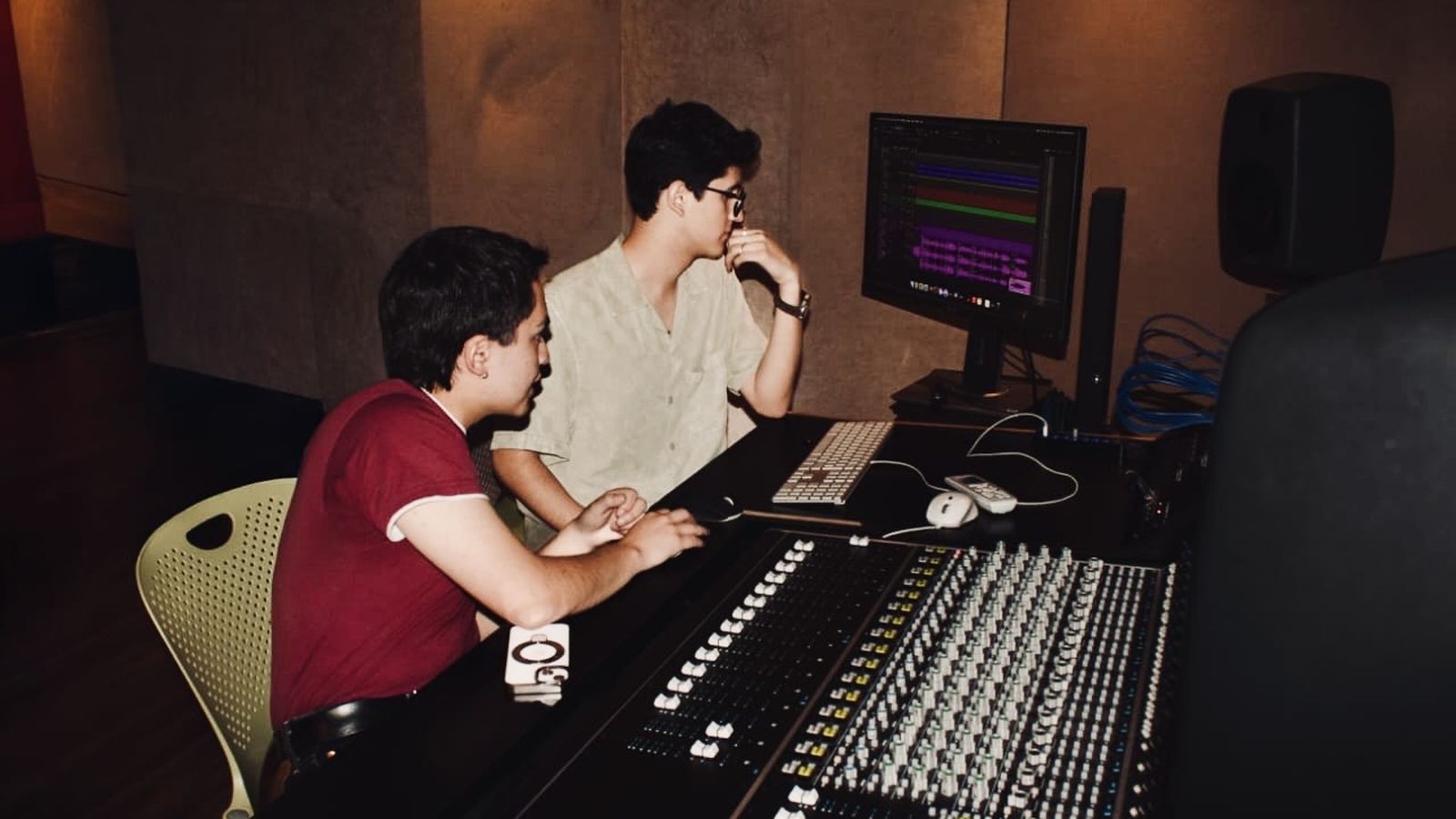 Dos ingenieros revisan una toma de CLUB-104 en la consola frente a la sesión de Pro Tools.