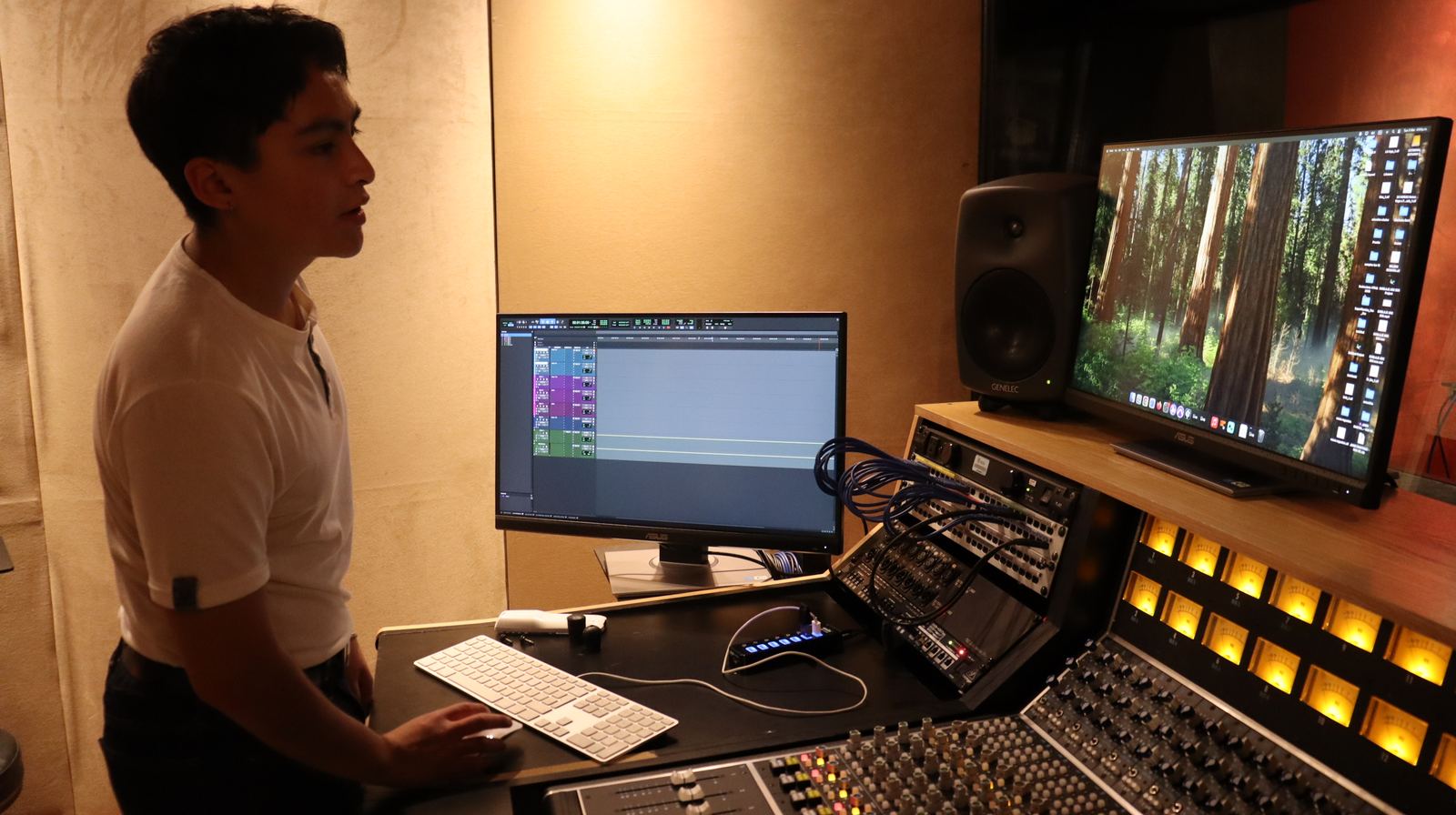 Alberto trabajando una sesión de Pro Tools frente a monitores de campo cercano.
